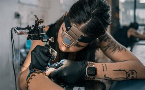Encuentra a la mejor mujer tatuadora cerca de ti para lucir un arte en tu piel